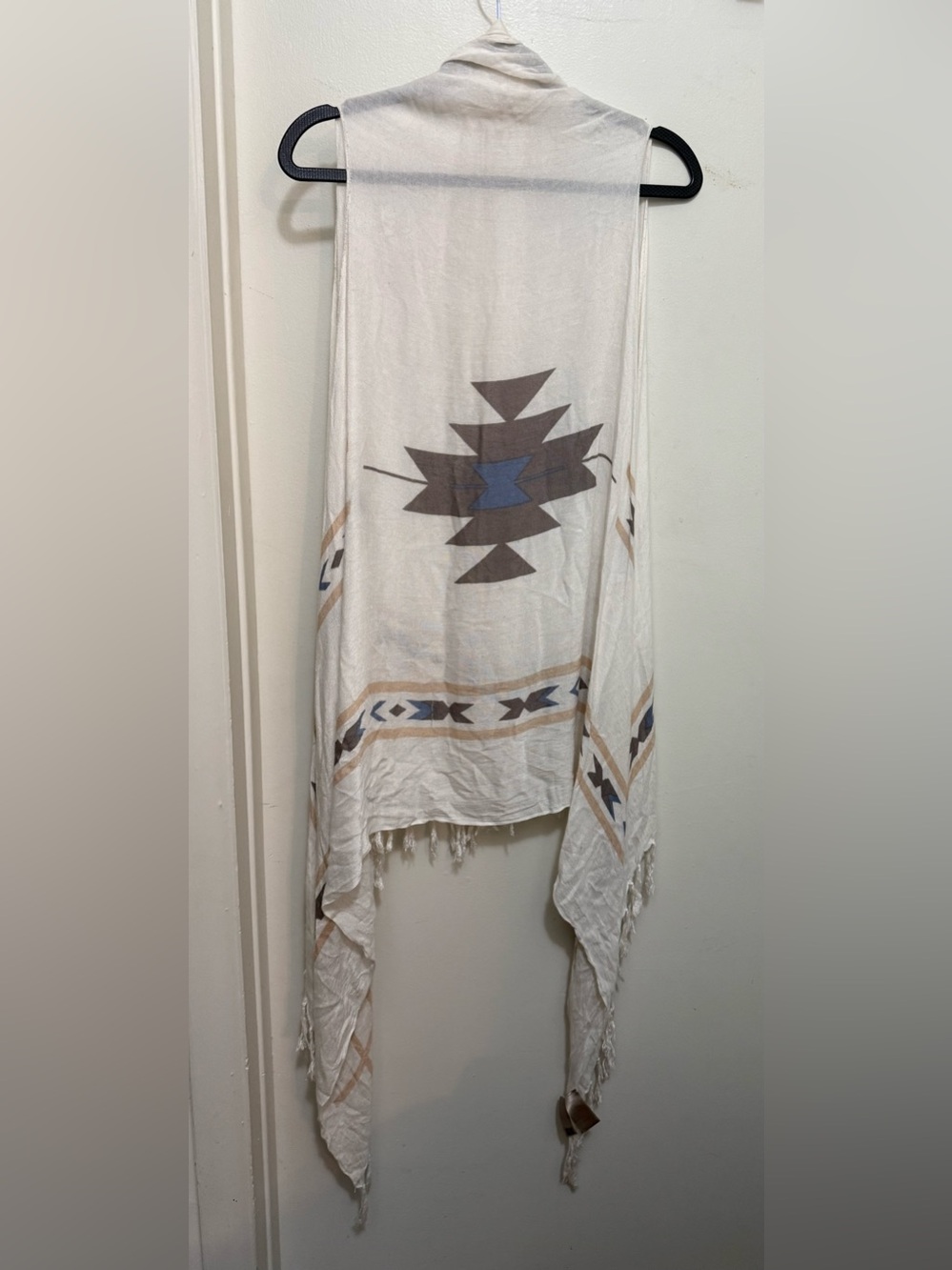 Lightweight White Fringe Vest with Geometric Aztec Print - Picture 3 of 4